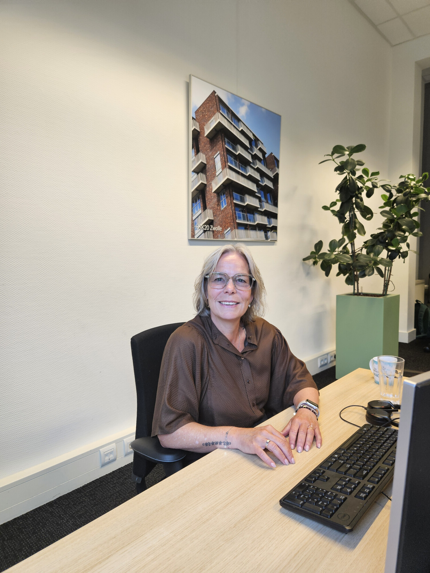 collega zit achter bureau
