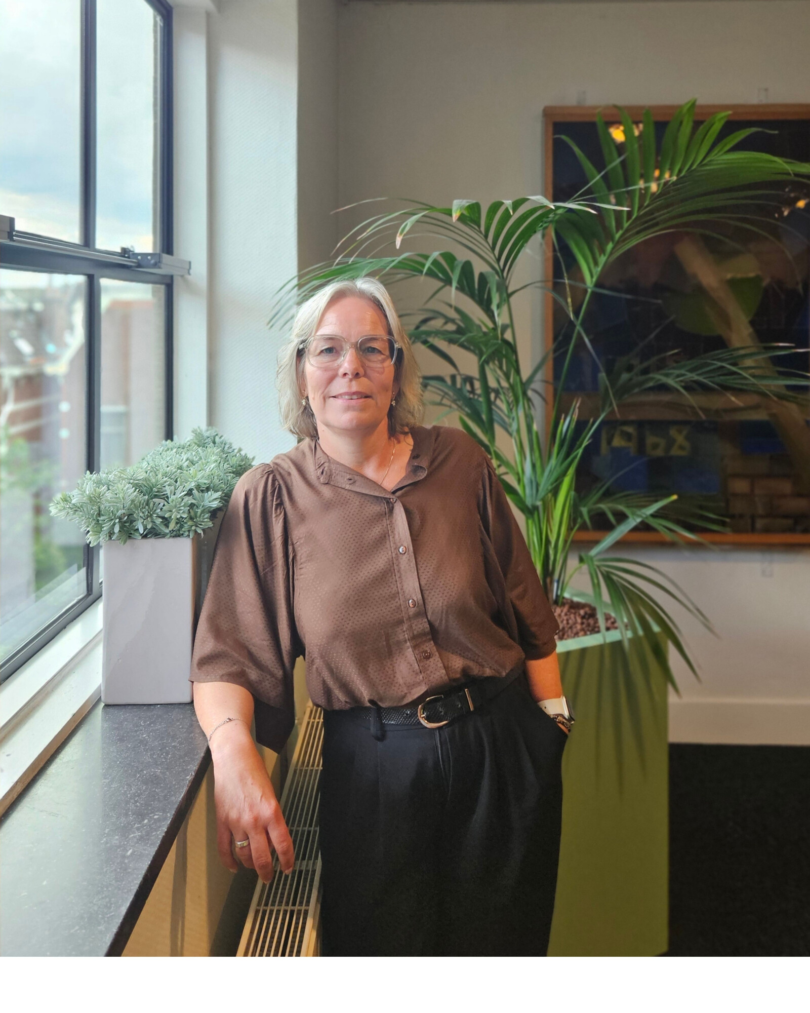 collega poseert bij het raam