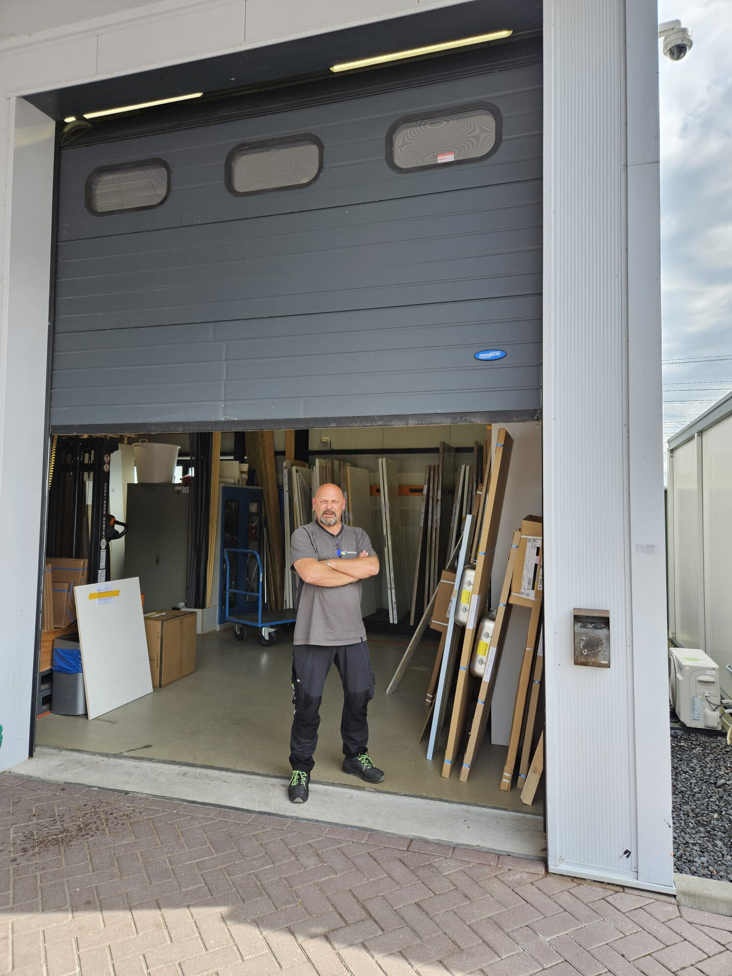 collega poseert voor magazijn