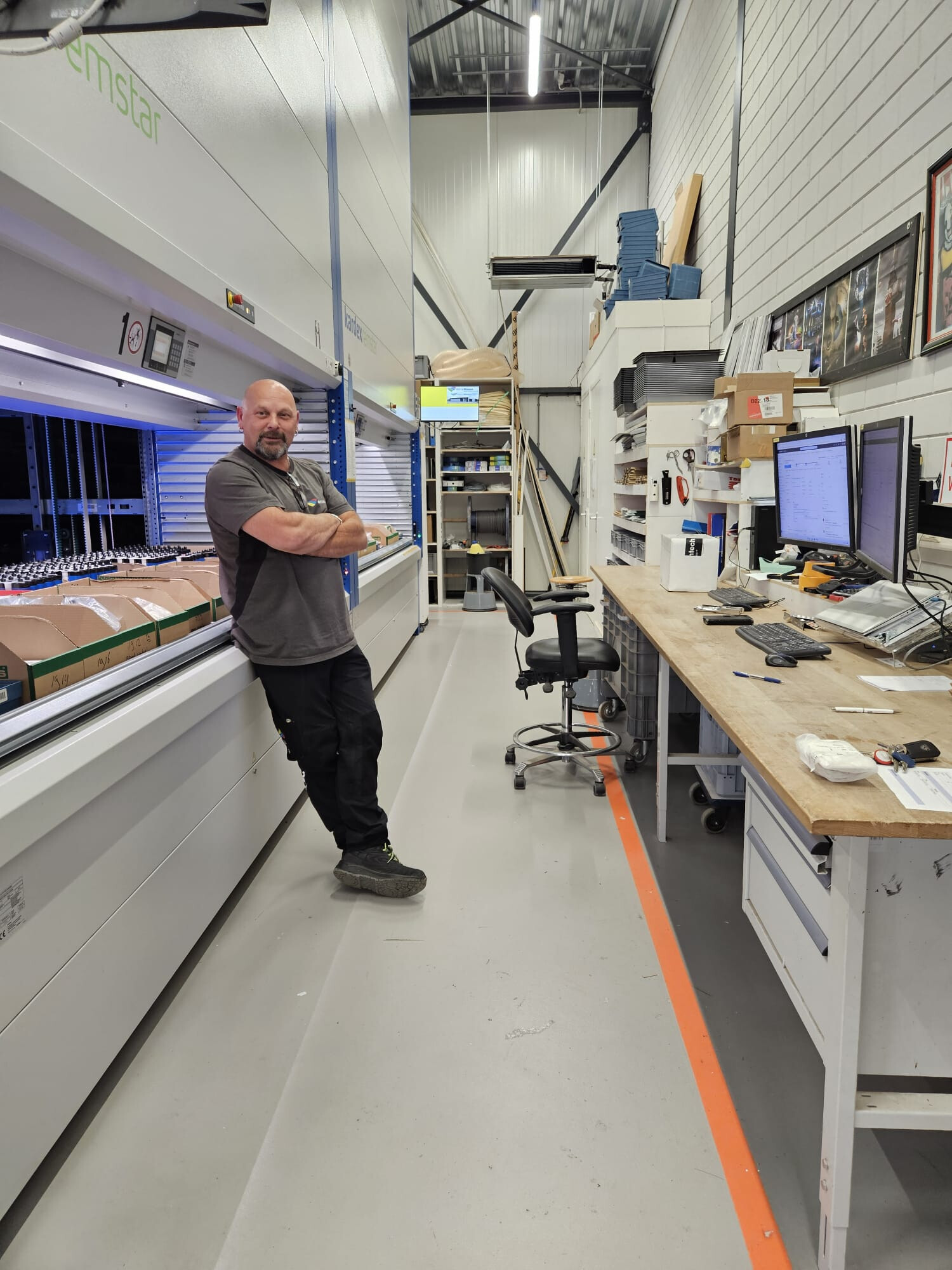 collega poseert voor magazijn