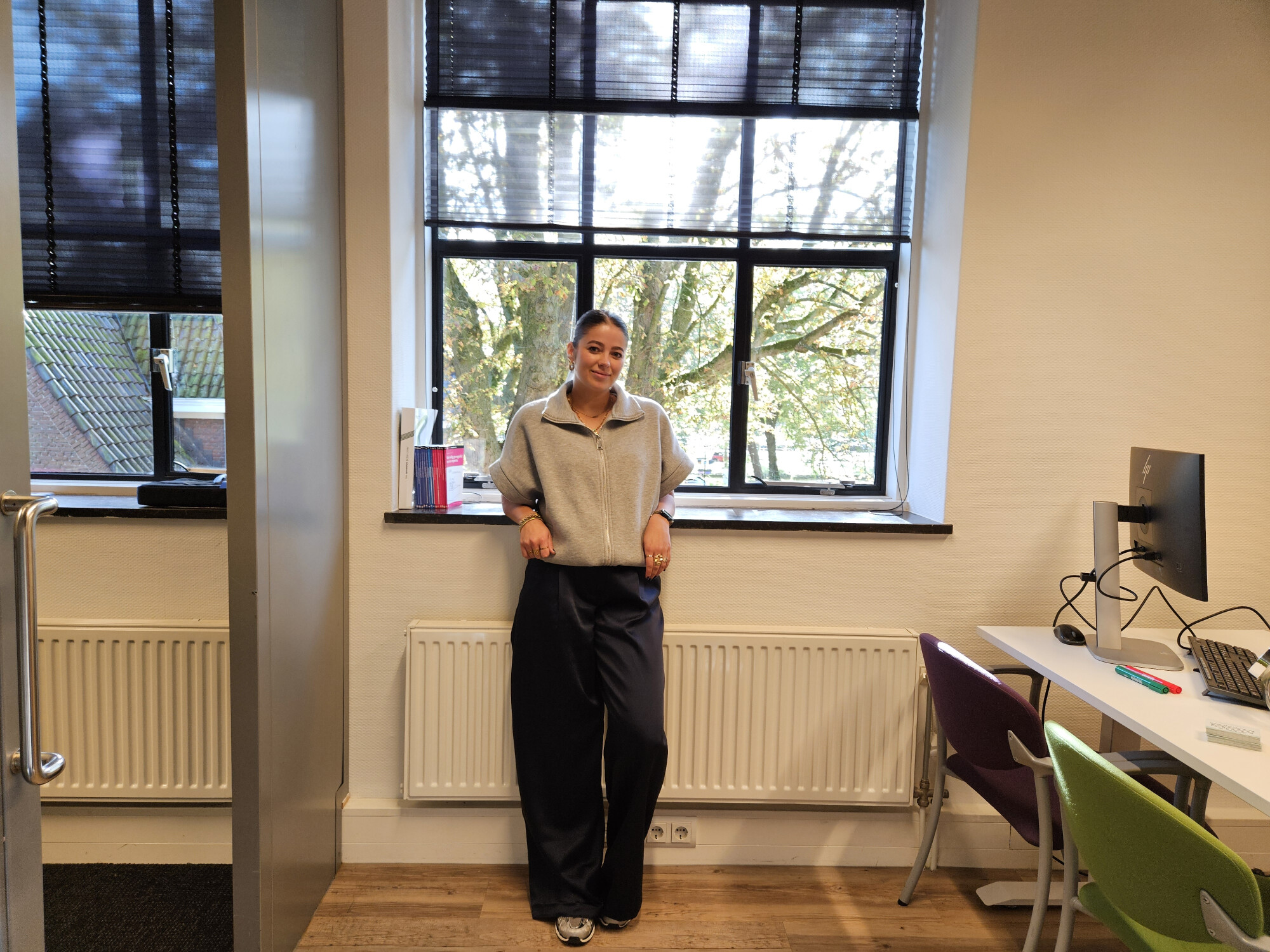 Collega poseert bij raam