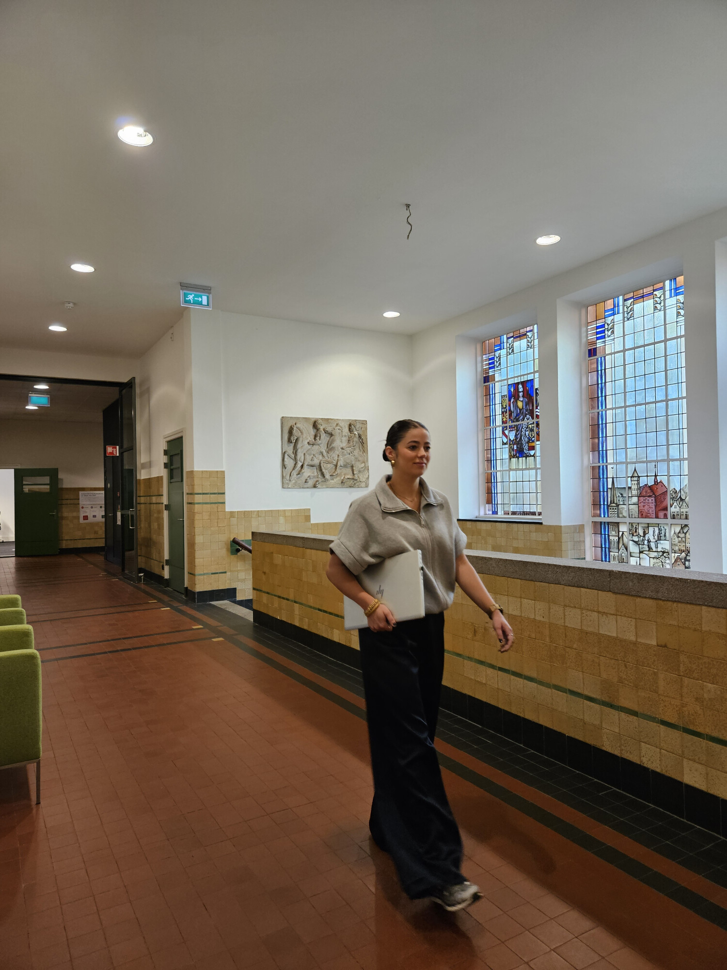 Collega loopt door gang